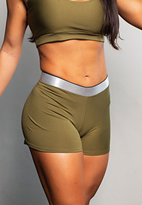 Shorts Metallic Fit – Conforto, Brilho e Poder em Cada Movimento