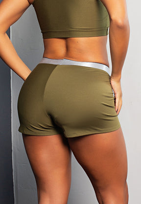 Shorts Metallic Fit – Conforto, Brilho e Poder em Cada Movimento