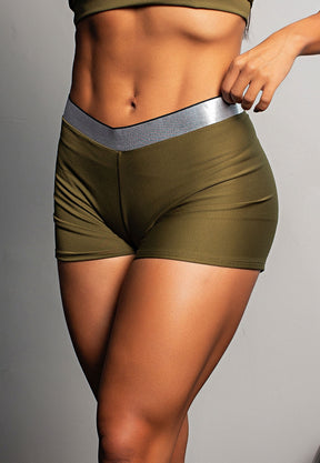 Shorts Metallic Fit – Conforto, Brilho e Poder em Cada Movimento